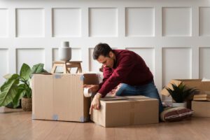 ein-junger-erwachsener-zieht-in-ein-neues-zuhause_23-2149199062
