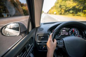 frau-faehrt-mit-den-haenden-am-lenkrad-im-auto_169016-46605